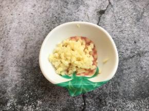 蒜切成蒜米备用。