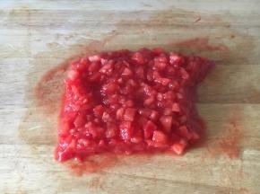 将番茄切成碎粒备用。