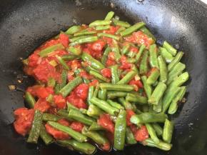 将番茄和四季豆翻炒均匀，然后再用小火焖5分钟。