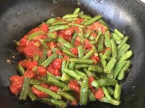 将番茄和四季豆翻炒均匀，然后再用小火焖5分钟。