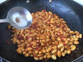 放入适量的盐。