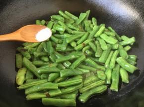 等锅气稍稍小了后，打开锅盖儿，放入少许的盐入味。