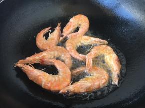 将两面煎至金黄色。