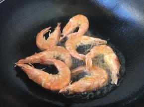 将两面煎至金黄色。