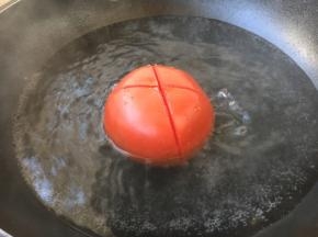 番茄在开水里汆烫一下。