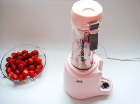 放入料理机底座中。