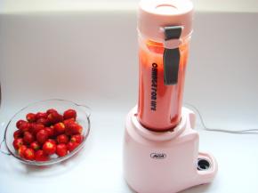 顺时针旋转扣紧杯体，打成果昔。