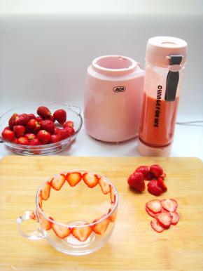 草莓切薄片均匀的贴在玻璃杯边缘。