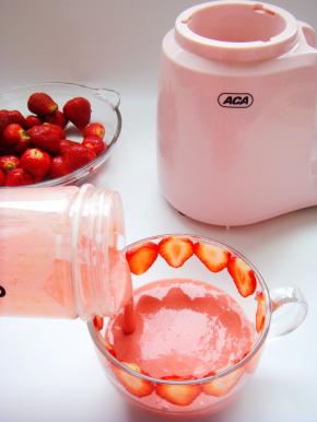 打好的果昔倒入杯中，一杯高颜值的果昔就做好了。