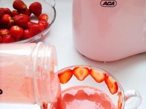 打好的果昔倒入杯中，一杯高颜值的果昔就做好了。