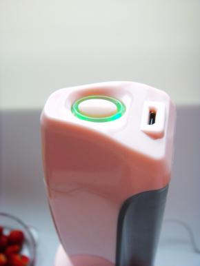 用真空头抽去杯中的空气。