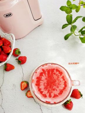 打好的果昔倒入杯中，一杯高颜值的草莓酸奶杯就做好了。还可以同样的方法多放点草莓再打点深色的汁滴在表面，用竹签画出图案，简单漂亮的拉花就完成了。