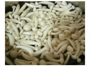 菌菇洗净沥干水分备用