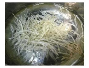 银鱼洗净沥干水分备用