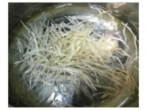 银鱼洗净沥干水分备用