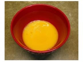 鸡蛋加少许盐打发备用