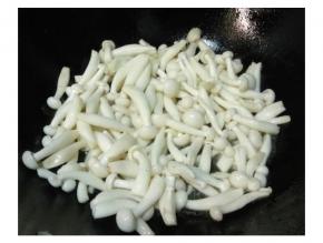热锅冷油，放入菌菇翻炒