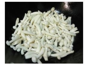 热锅冷油，放入菌菇翻炒