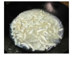 这时菌菇会出很多水，想汤多点的可再加适量的水大火煮3分钟