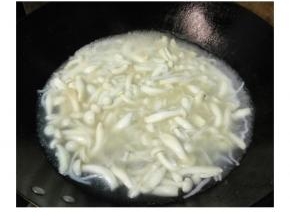 这时菌菇会出很多水，想汤多点的可再加适量的水大火煮3分钟
