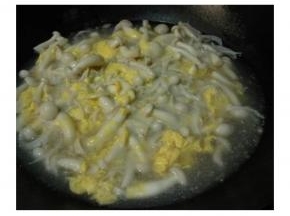 加入少许的盐和鱼露调味，将准备好的蛋液顺着铲子倒入， 让它形成漂亮的蛋花， 再关火即可。 