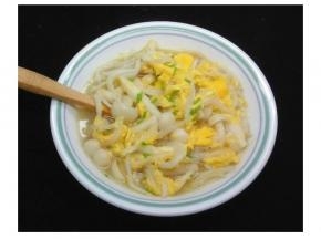 盛入碗中，表面撒上小葱花