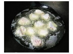 腌制好的鸡翅&排骨下锅前加一点面粉抓匀，锅内热油后放入鸡翅&排骨中火炸至定型 