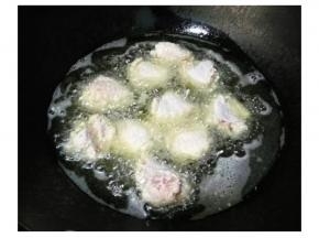 腌制好的鸡翅&排骨下锅前加一点面粉抓匀，锅内热油后放入鸡翅&排骨中火炸至定型 