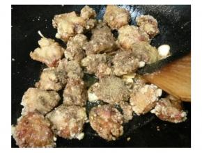 倒入炸好的鸡翅&排骨，撒上适量椒盐翻炒均匀即可
