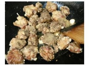 倒入炸好的鸡翅&排骨，撒上适量椒盐翻炒均匀即可
