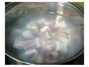 冷水下排骨，把水烧开，5分钟后把排骨捞起来用温水洗净沥干备用