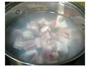 冷水下排骨，把水烧开，5分钟后把排骨捞起来用温水洗净沥干备用
