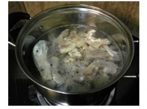 腊鸭脚剁成块状，锅里放水，水开后放入腊鸭块大火煮开 2分钟。