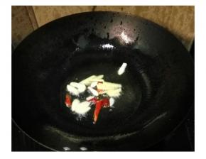 锅里放油，中小火放入大蒜生姜干辣椒爆香