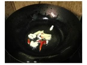 锅里放油，中小火放入大蒜生姜干辣椒爆香