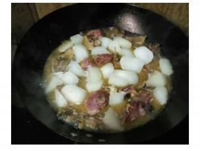 放入萝卜块加入没过食材的开水，盖盖子焖十分钟或十五分钟至萝卜软淋即可。