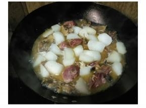 放入萝卜块加入没过食材的开水，盖盖子焖十分钟或十五分钟至萝卜软淋即可。
