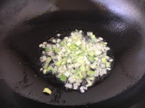 热锅凉油，放入葱花爆香。
