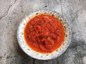 将炒好的番茄盛出来备用。