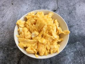 鸡蛋炒熟备用。