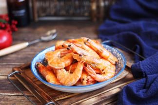 将煎好的大虾盛在容器里，撒少许的椒盐或者其它自己喜欢的调料都可以。