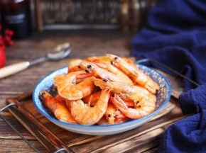 将煎好的大虾盛在容器里，撒少许的椒盐或者其它自己喜欢的调料都可以。