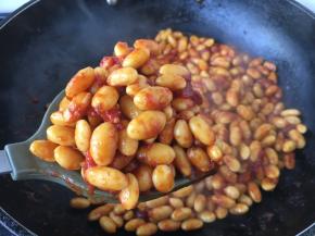 小火焖煮黄豆至软烂。