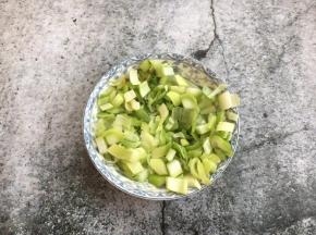 葱切成葱花备用。