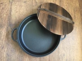 在收到味游美食寄来的铁锅后，我按照说明书做了保养，先用百洁布和洗洁精大力清洗干净，然后把锅烧热，放一块肥猪肉，出油后擦锅10分钟，然后静置3个小时，让油脂充分渗透锅的表层气孔，然后再清洗且擦干净。