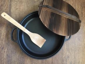 这是在味游美食兑换的奖品铸铁杉木盖儿平底锅，直径为25CM的，锅的质量很棒，款式也非常漂亮，用来烧鱼、做水煎包都很适合。