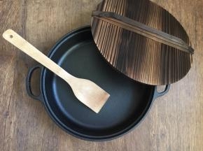 这是在味游美食兑换的奖品铸铁杉木盖儿平底锅，直径为25CM的，锅的质量很棒，款式也非常漂亮，用来烧鱼、做水煎包都很适合。