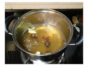 煲里放水放入洗淨鷄腿，水燒開后関火蓋上蓋至冷卻；撈起鷄腿，晾涼的鸡汤撇开表面鸡油，放入花椒、八角、姜片、冰糖大火烧开 ，加入鱼露煮制十分钟。