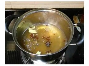 煲里放水放入洗淨鷄腿，水燒開后関火蓋上蓋至冷卻；撈起鷄腿，晾涼的鸡汤撇开表面鸡油，放入花椒、八角、姜片、冰糖大火烧开 ，加入鱼露煮制十分钟。