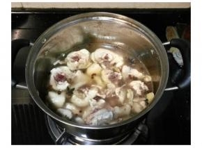 煮好的汤汁再次放凉透后放入鷄腿。